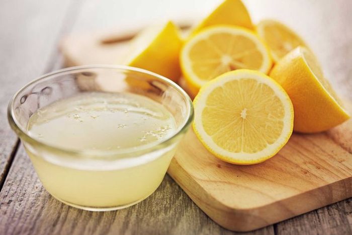 Air perasan lemon bisa digunakan untuk menghilangkan noda air di cermin kaca