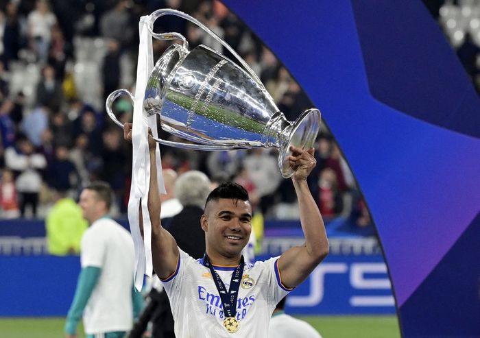 Casemiro mengangkat trofi juara Liga Champions usai Real Madrid kalahkan Liverpool pada final di Stade de France, Paris (28/5/2022).