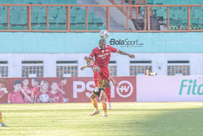 Bek Persis Solo, Andri Ibo (depan), sedang menyundul bola dalam laga pekan kelima Liga 1 2022 di Stadion Wibawa Mukti, Cikarang, Jawa Barat, 19 Agustus 2022.