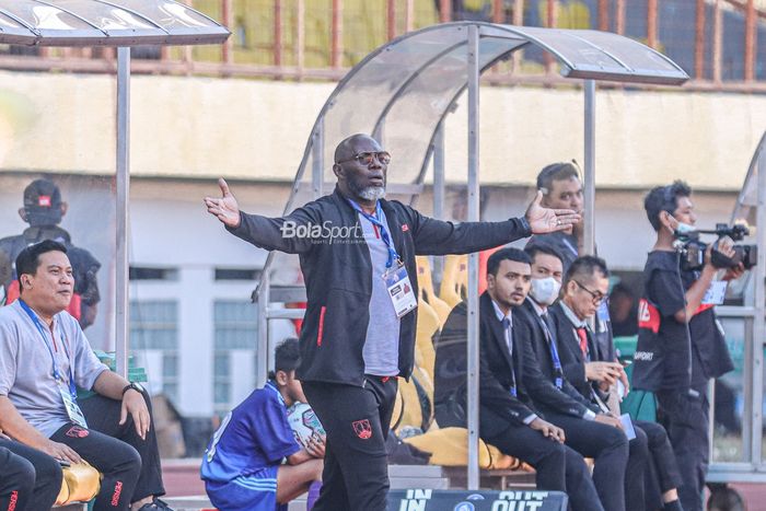 Pelatih Persis Solo, Jacksen F Tiago (Jacksen Ferreira Tiago), nampak sedang memberikan reaksi saat memantau timnya bertanding dalam laga pekan kelima Liga 1 2022 di Stadion Wibawa Mukti, Cikarang, Jawa Barat, 19 Agustus 2022.
