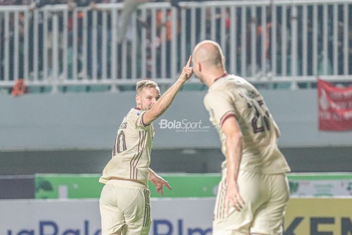 Gelandang Persija Jakarta, Hanno Behrens (kiri), nampak melakukan selebrasi seusai mencetak gol dalam laga pekan kelima Liga 1 2022 di Stadion Pakansari, Bogor, Jawa Barat, 20 Agustus 2022.