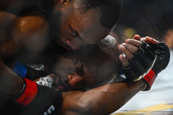 Leon Edwards mencoba mencekik leher Kamaru Usman dengan rear naked choke pada pertarungan gelar kelas welter UFC 278 di Vivint Arena, Utah, Amerika Serikat, 20 Agustus 2022. Edwards menjadi juara baru kelas welter setelah membuat Usman KO pada ronde kelima.