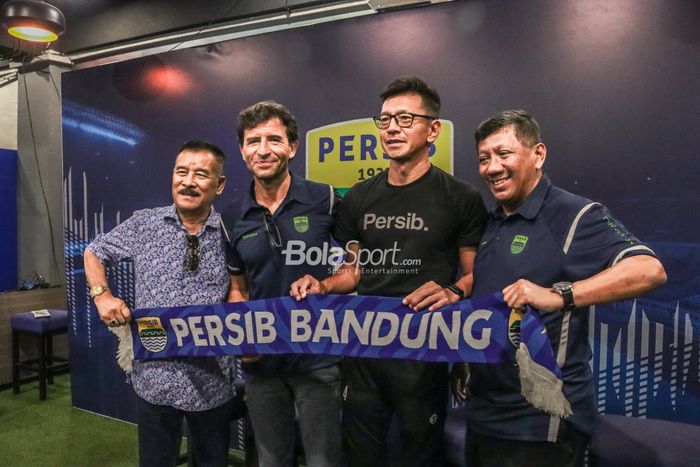 (Dari kiri ke kanan) Umuh Muchtar sebagai Komisaris PT Persib Bandung Bermartabat, Luis Milla sebagai pelatih baru Persib, Teddy Tjahjono sebagai Direktur PT Persib Bandung Bermartabat, dan Kuswara sebagai Komisaris PT Persib Bandung Bermartabat.
