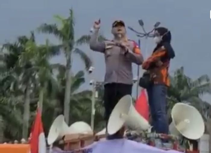 Kombes Hengki Haryadi anak buah Kapolda Metro Irjen Fadil Imran sempat tantang ormas seragam loreng. Foto Dirkrimum Polda Metro Jaya viral.