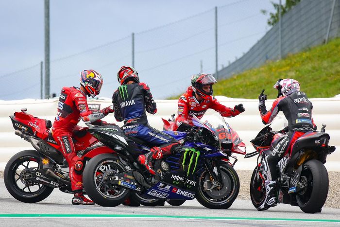 Dari kiri: Jack MIller, Fabio Quartararo, Francesco Bagnaia, dan Aleix Espargaro saling memberi selamat setelah balapan MotoGP Austria di Red Bull Ring, Austria, 21 Agustus 2022.
