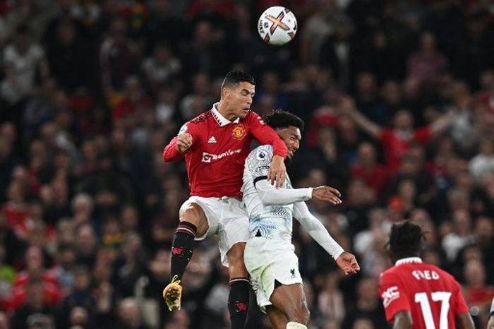 Penyerang Manchester United, Cristiano Ronaldo, berduel di udara dengan bek Liverpool, Joe Gomez, dalam laga Liga Inggris di Old Trafford, Senin (22/8/2022).