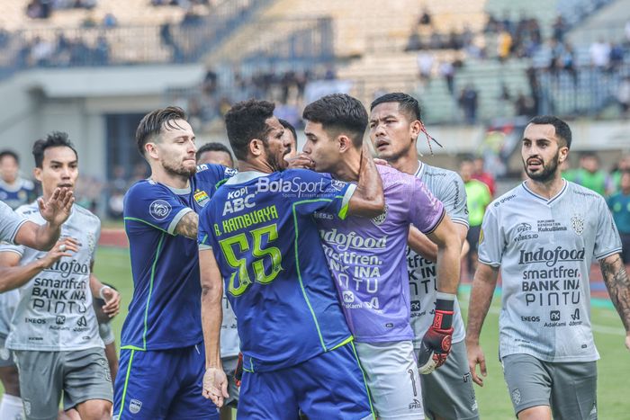 Kiper Bali United, Nadeo Argawinata (kanan), sempat terlibat perselisihan dengan gelandang Persib Bandung bernama Ricky Kambuaya (kiri) dalam laga pekan kenam BRI Liga 1-2022/2023 di Stadion Gelora Bandung Lautan Api, Bandung, Jawa Barat, 23 Agustus 2022.