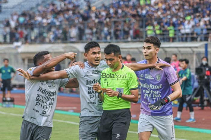 Bek Bali United, Haudi Abdillah (tengah), sedang menenangkan sejumlah rekannya salah satunya Nadeo Argawinata (kanan) yang sempat protes dalam laga pekan kenam Liga 1 2022 di Stadion Gelora Bandung Lautan Api, Bandung, Jawa Barat, 23 Agustus 2022.