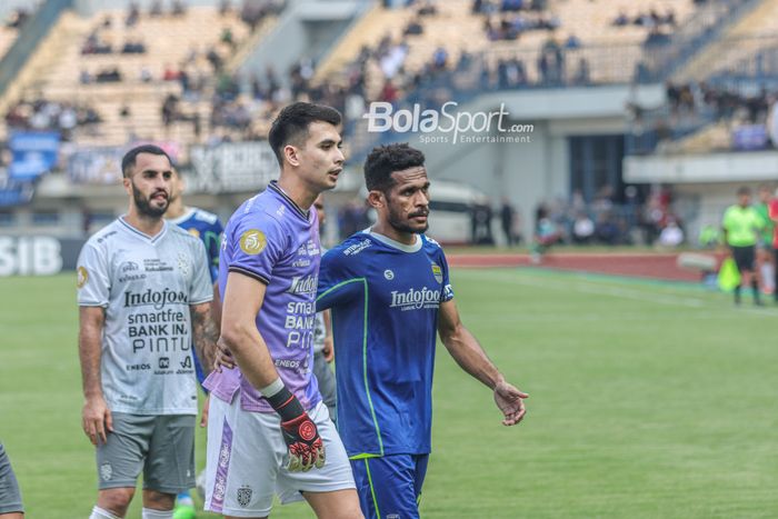 Gelandang Persib Bandung, Ricky Kambuaya (kanan), nampak merangkul kiper Bali United bernama Nadeo Argawinata (tengah) setelah sempat berselisih dalam laga pekan kenam BRI Liga 1-2022/2023 di Stadion Gelora Bandung Lautan Api, Bandung, Jawa Barat, 23 Agustus 2022.