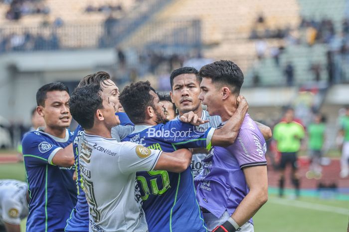 Kiper Bali United, Nadeo Argawinata (kiri), sempat terlibat perselisihan dengan gelandang Persib Bandung bernama Ricky Kambuaya (kanan) dalam laga pekan kenam Liga 1 2022 di Stadion Gelora Bandung Lautan Api, Bandung, Jawa Barat, 23 Agustus 2022.