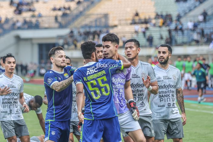 Kiper Bali United, Nadeo Argawinata (kanan), sempat terlibat perselisihan dengan gelandang Persib Bandung bernama Ricky Kambuaya (kiri) dalam laga pekan kenam Liga 1 2022 di Stadion Gelora Bandung Lautan Api, Bandung, Jawa Barat, 23 Agustus 2022.