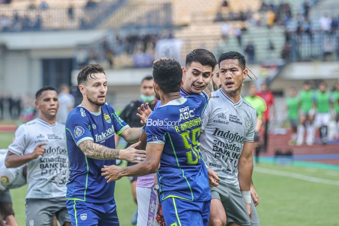 Kiper Bali United, Nadeo Argawinata (kanan), sempat terlibat perselisihan dengan gelandang Persib Bandung bernama Ricky Kambuaya (kiri) dalam laga pekan kenam BRI Liga 1-2022/2023  di Stadion Gelora Bandung Lautan Api, Bandung, Jawa Barat, 23 Agustus 2022.