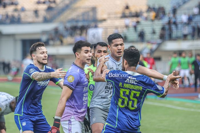 Kiper Bali United, Nadeo Argawinata (kiri), sempat terlibat perselisihan dengan gelandang Persib Bandung bernama Ricky Kambuaya (kanan) dalam laga pekan kenam Liga 1 2022 di Stadion Gelora Bandung Lautan Api, Bandung, Jawa Barat, 23 Agustus 2022.