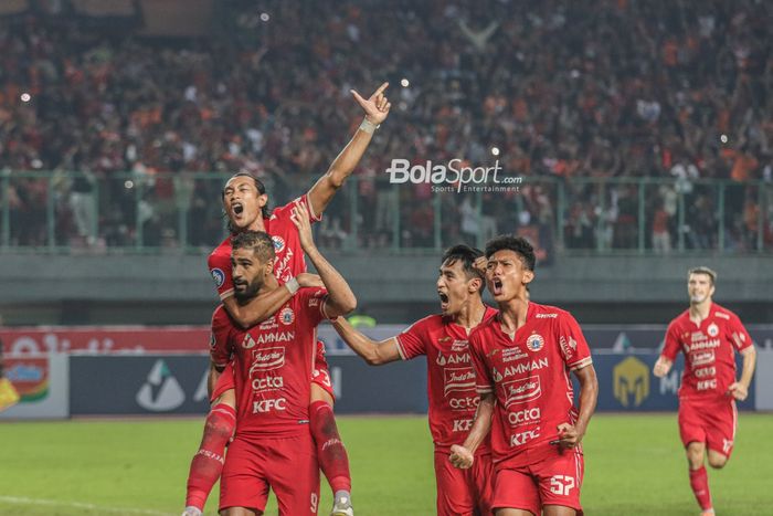 Abdulla Yusuf melakukan selebrasi bersama sejumlah pemain Persija Jakarta seusai ia mencetak gol dalam laga pekan kelima Liga 1 2022 di Stadion Patriot Candrabhaga, Bekasi, Jawa Barat, 24 Agustus 2022.