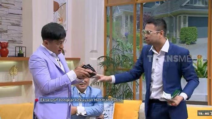 Dompet Hotman Paris yang lecek ditertawakan Irfan Hakim dan Raffi Ahmad (YouTube/TRANS7 OFFICIAL)