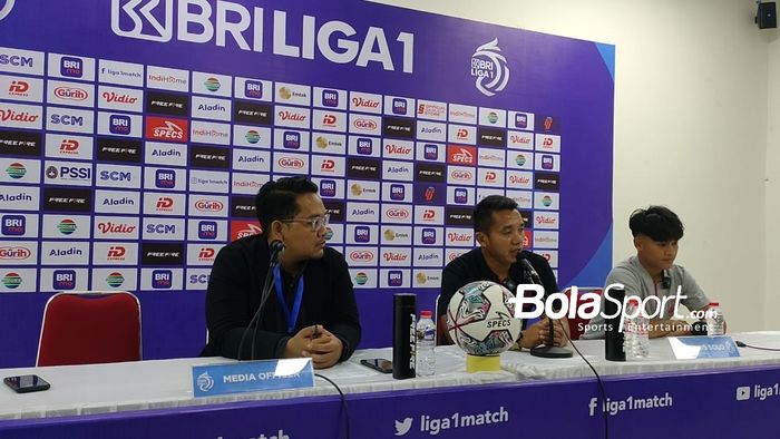 Pelatih sementara Persis Solo, Rasiman saat konferensi pers pasca-laga lawan Madura United di Stadion Manahan, Solo, Selasa (23/8/2022).