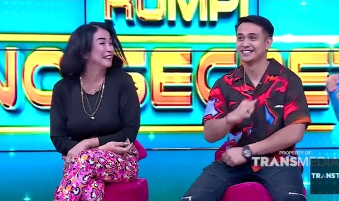 Jennifer Jill bersama Ajun Perwira