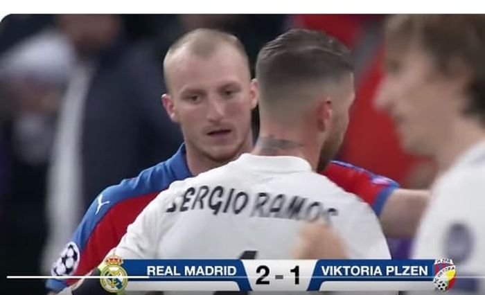 Momen Michael Krmencik tukar jersei dengan Sergio Ramos dalam duel Real Madrid vs Viktoria Plzen di Liga Champions 2018-2019.