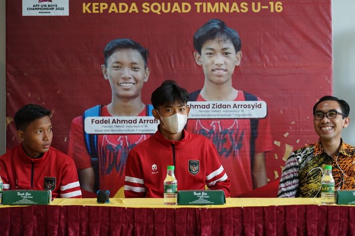 Universitas Muhammadiyah Yogyakarta (UMY) memberi beasiswa kepada dua pemain timnas U-16 Indonesia, Achmad Zidan Arrosyid dan Fadel Ahmad Arrafi yang berhasil menjuarai Piala AFF U-16 2022 pada Kamis (25/8/2022).