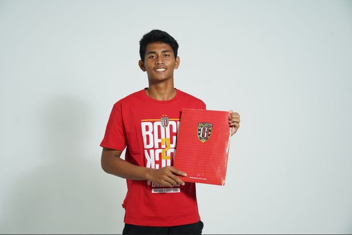 Kiper muda Bali United, Komang Aryantara. 