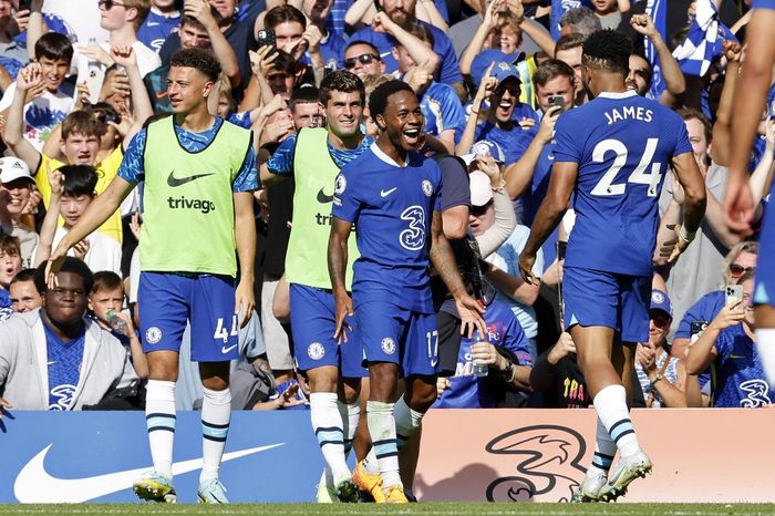 Perayaan pemain Chelsea, Raheem Sterling, usai mencetak gol ke gawang Leicester City dalam laga pekan keempat Liga Inggris musim 2022-2023 di Stadion Stamford Bridge, London, Sabtu (27/8/2022)