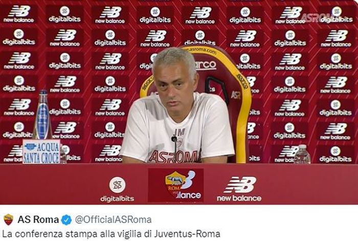 Pelatih AS Roma, Jose Mourinho, berbicara dalam konferensi pers.
