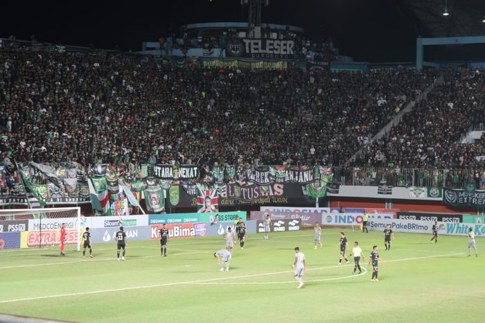 Suasana pertandingan PSS Sleman menjamu Persebaya Surabaya di Stadion Maguwoharjo, Sleman, Sabtu (27/8/2022).