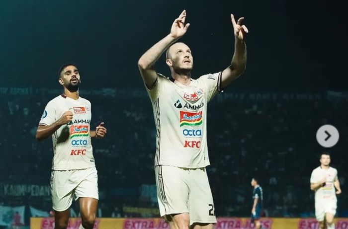 Pemain Persija Jakarta, Michael Krmencik saat selebrasi setelah mencetak gol ke gawang Arema FC dalam laga pekan ke-7 Liga 1 2022-2023, di Stadion Kanjuruhan, Kepanjen, Kabupaten Malang, Minggu (28/8/2022).