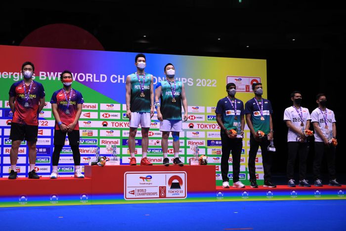Indonesian men's doubles pair, Mohammad Ahsan/Hendra Setiawan, Fajar Alfian/Muhammad Rian Ardianto on the podium at the 2022 World Championship at the Tokyo Metropolitan Gymnasium, Sunday (28/8/2022).