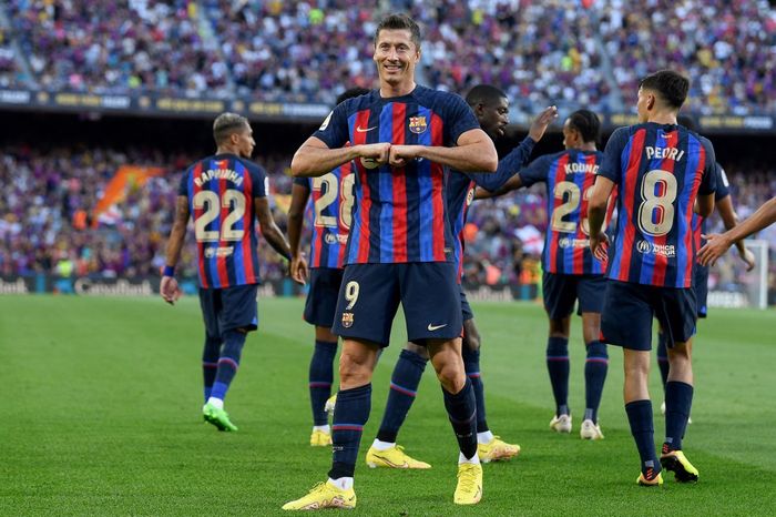 Robert Lewandowski merayakan golnya dalam laga Barcelona vs Valladolid pada pekan ketiga Liga Spanyol 2022-2023 di Stadion Camp Nou, Minggu (28/8/2022).
