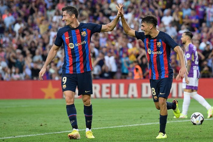 Robert Lewandowski dan Pedri saling merayakan gol yang bersarang ke gawang Real Valladolid pada laga pekan ketiga Liga Spanyol 2022-2023 di Spotify Camp Nou, Minggu (28/8/2022) atau Senin dini hari WIB.