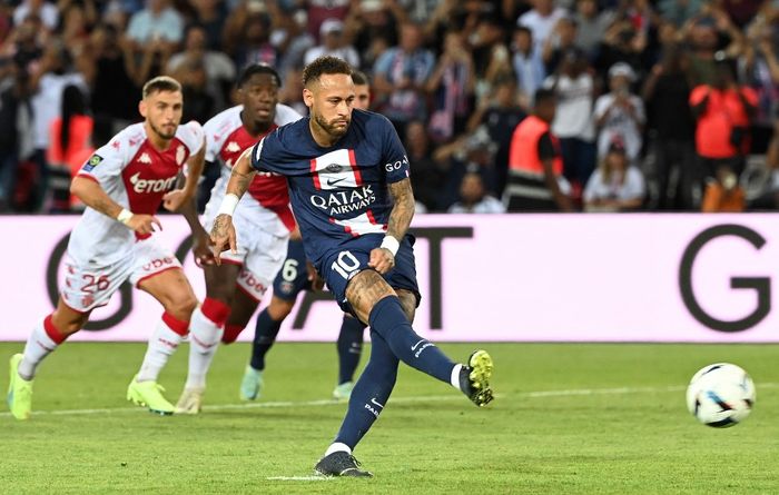 PSG terhindar dari kekalahan setelah penalti Neymar membuat skor akhir melawan AS Monaco menjadi 1-1 pada laga pekan keempat Liga Prancis 2022-2023.