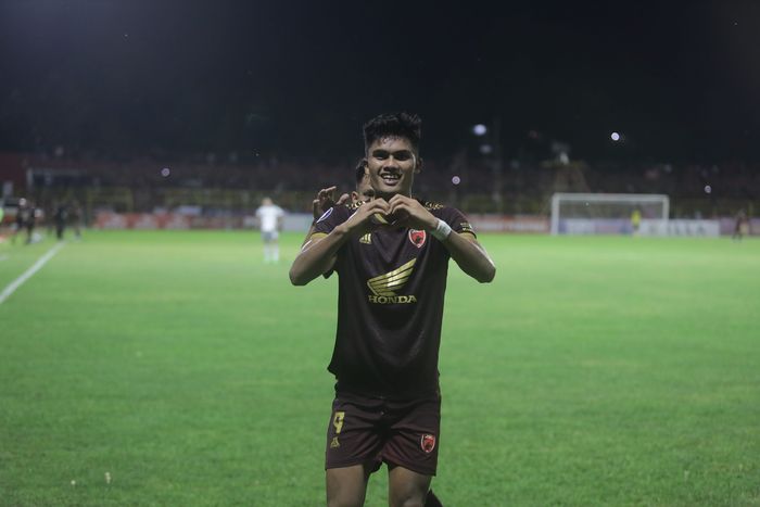 Selebrasi Ramadhan Sananta usai mencetak gol untuk PSM Makassar saat membantai Persib Bandung dengan skor 5-1 di Stadion BJ Habibi, Pare-pare, Senin (29/8/2022) malam WIB