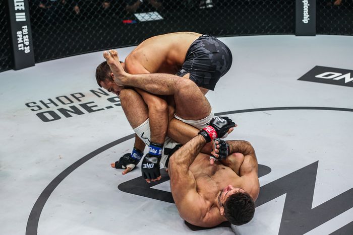 Kuncian maut Marcus Almeida alias Buchecha yang mengalahkan Kirill Grishenko di ONE Fight Night 1, Sabtu (27/8/2022) di Singapura.