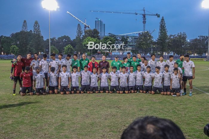 Skuad timnas U-19 Indonesia (skuat timnas U-19 Indonesia) sedang berfoto bersama dengan petinggi PSSI diantaranya Mochamad Iriawan (Ketua Umum PSSI) dan Indra Sjafri (Direktur Teknik PSSI) di Lapangan A, Senayan, Jakarta, 30 Agustus 2022.