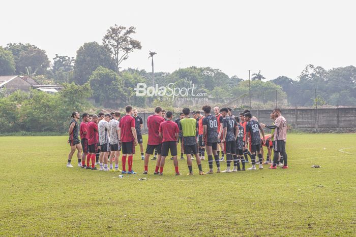 Skuad Persija Jakarta (skuat Persija Jakarta) sedang melakukan briefing saat latihan di Lapangan Nirwana Park, Sawangan, Jawa Barat, 31 Agustus 2022.