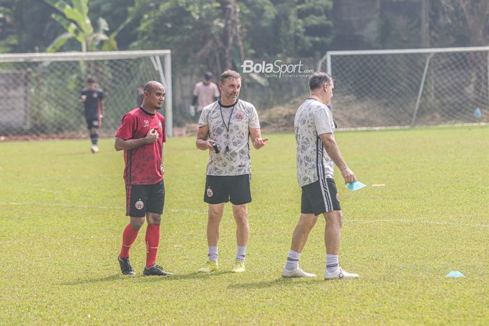 Pelatih Persija Jakarta, Thomas Doll (tengah), sedang berkomunikasi ke rekannya saat berlatih di Lapangan Nirwana Park, Sawangan, Jawa Barat, 31 Agustus 2022.
