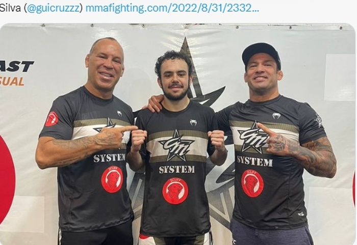 Eks jagoan UFC, Wanderlei Silva (kiri), dan penerus sekaligus anaknya, Thor Silva (tengah).