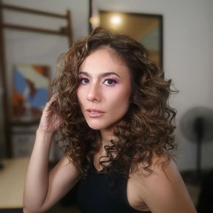 Gaya rambut keriting Wulan Guritno.