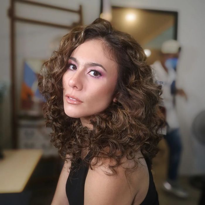 Gaya rambut keriting Wulan Guritno.