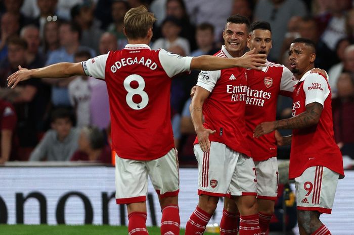 Striker Arsenal, Gabriel Jesus (kanan), merayakan gol ke gawang Aston Villa dalam laga Liga Inggris di Stadion Emirates, Rabu (31/8/2022).