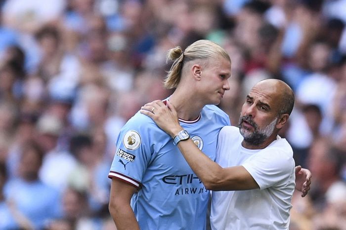 Pelatih Manchester City, Pep Guardiola, memberikan ucapan selamat kepada Erling Haaland dalam laga Liga Inggris kontra Bournemouth di Stadion Etihad, 13 Agustus 2022.