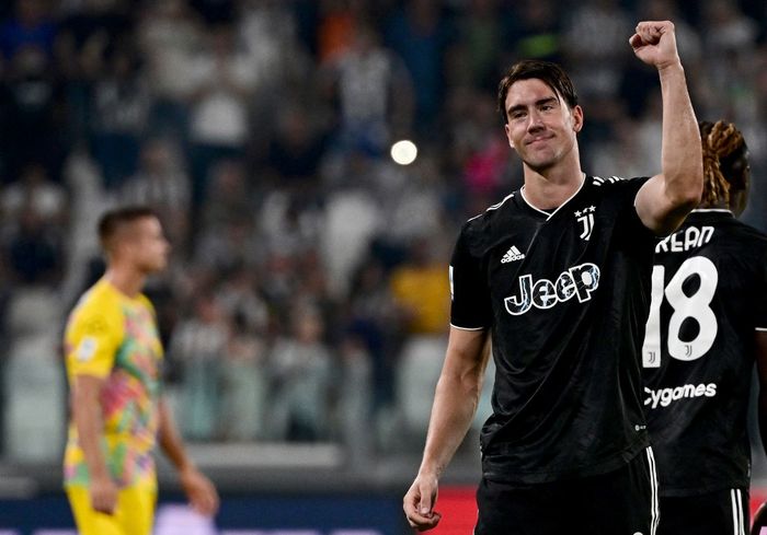 Striker Juventus, Dusan Vlahovic, merayakan gol ke gawang Spezia dalam laga Liga Italia di Stadion Allianz, Rabu (31/8/2022).