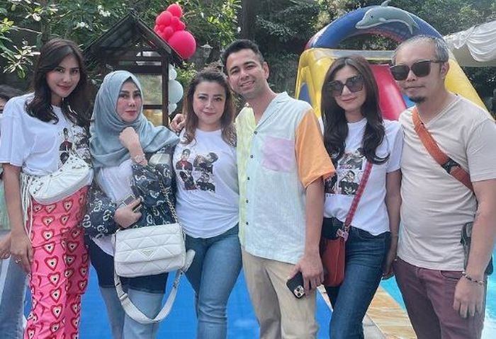 Raffi Ahmad beserta keluarganya.
