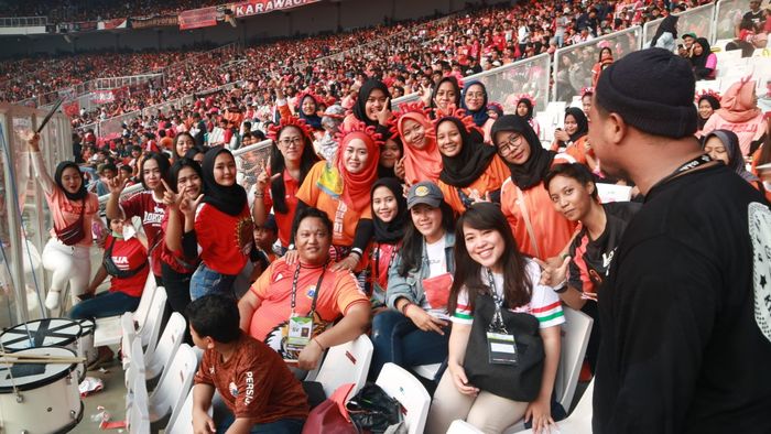 Suporter Perempuan Persija Jakarta, Elke Mengko bersama suporter lainnya saat menyaksikan tim kesayangannya tampil.