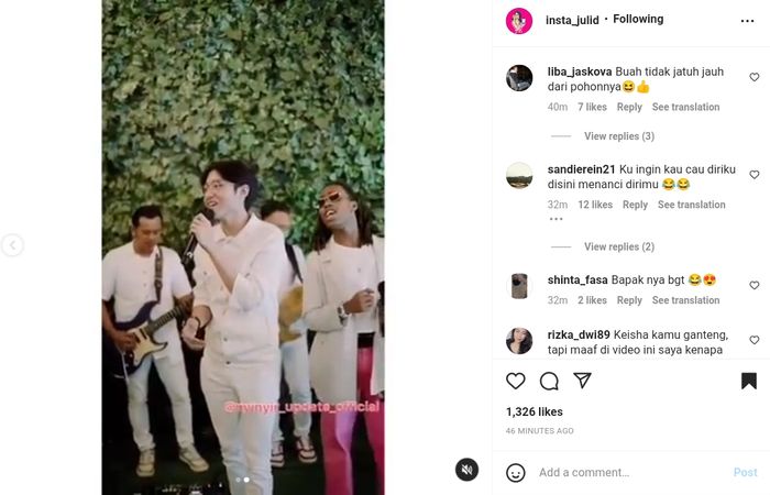 Kiesha Alvaro menyanyikan lagu Pasha Ungu