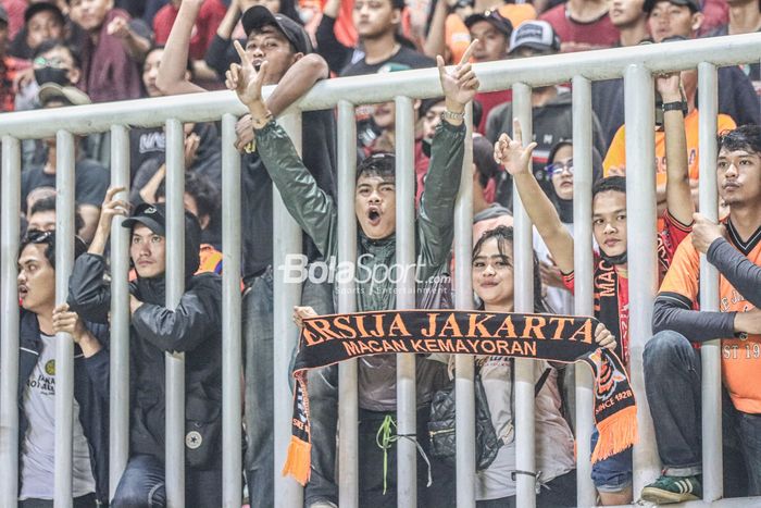 Salah satu The Jak Angels atau The Jak Angel (suporter perempuan) memberikan dukungan di Stadion Pakansari, Bogor, Jawa Barat, 14 Aguatus 2022.