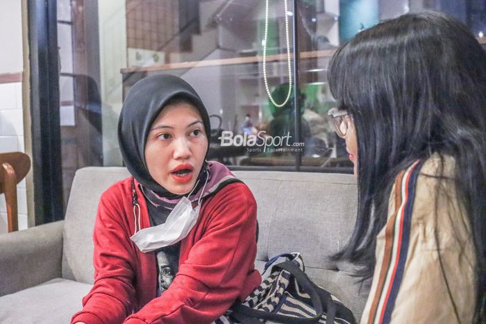 Perwakilan Forum Perempuan dalam Sepak Bola, Putri Ramadhani (kiri), saat diwawancari BolaSport.com di  The Coffee Mine, Cikini, Jakarta, 13 Agustus 2022.