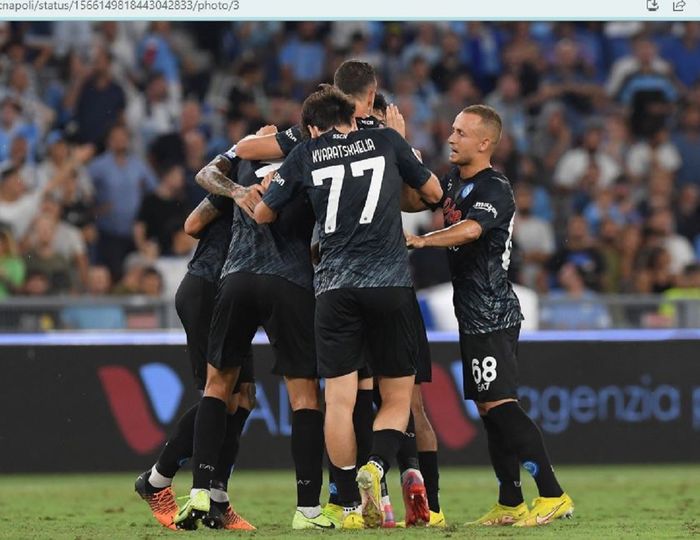 Para pemain Napoli merayakan gol Kim Min-jae ke gawang Lazio dalam lanjutan Liga Italia 2022-2023, Minggu (4/2022).