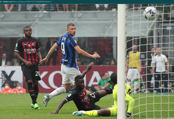 Striker gaek Inter Milan, Edin Dzeko, mencetak gol kedua bagi timnya, tetapi tak mampu menghindarkan kekalahan 2-3 dari AC Milan.